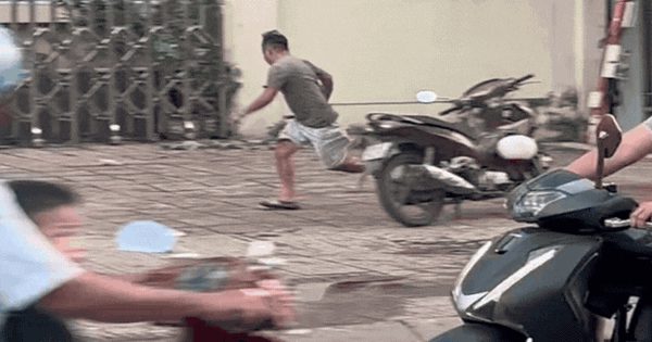 Khỉ rượt đuổi người đàn ông ở TP.HCM, kiểm lâm dùng súng gây mê bắt giữ
