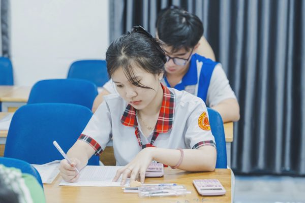 Khi thủ khoa vẫn “rớt đại học” vì… thấp hơn điểm chuẩn!