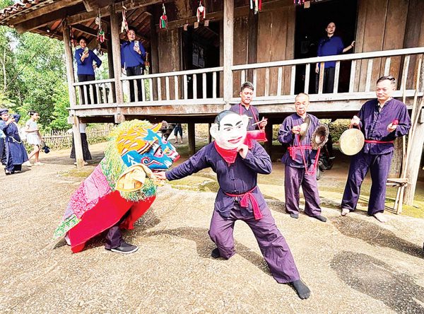 Khi tiếng trống còn vang trong ngày hội...