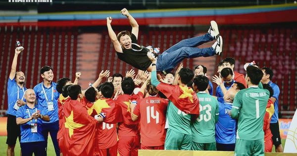 Khi U.23 Việt Nam vắng bóng thầy Kim