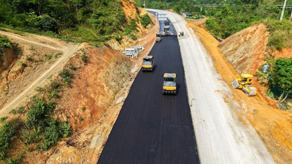 Khó khăn về vật liệu và tiến độ cản trở các dự án cao tốc phía Bắc về đích