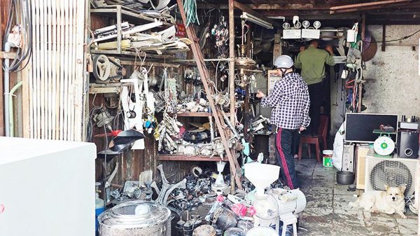 Khó kiểm soát rác thải điện tử đô thị
