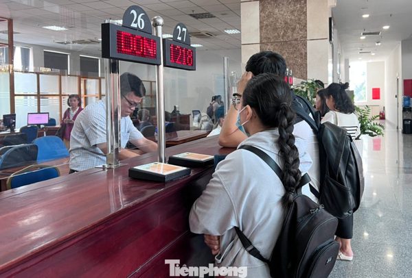 Khổ sở trong vai giám đốc, cú sốc 'tuýt còi' xuất cảnh