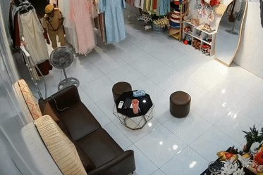 Khoảnh khắc 2 CSGT Huế lao vào nhà dân hỗ trợ đưa người bị đột quỵ đi cấp cứu