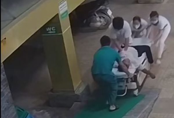 Khoảnh khắc bác sĩ trẻ nhảy lên cáng, ép tim liên tục cứu người lúc nửa đêm