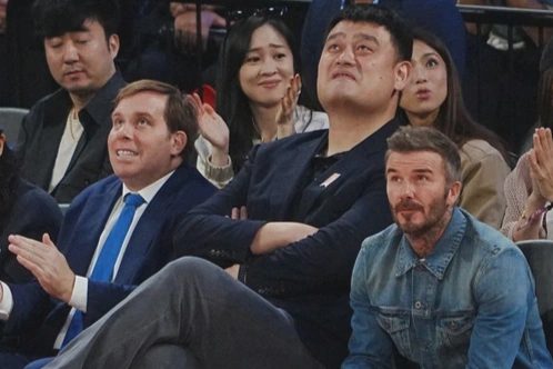 Khoảnh khắc David Beckham nhỏ bé bên huyền thoại bóng rổ cao 2,29m