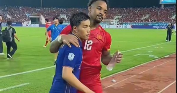 Khoảnh khắc đội trưởng Thái Lan Sarach Yooyen chủ động bắt tay Xuân Son gây sốt