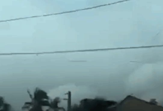 Khoảnh khắc hai máy bay quân sự Philippines va nhau trên không