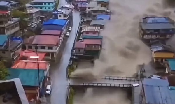 Khoảnh khắc kinh hoàng lũ đổ ập, cuốn trôi người, nhà trong khu dân cư Nepal