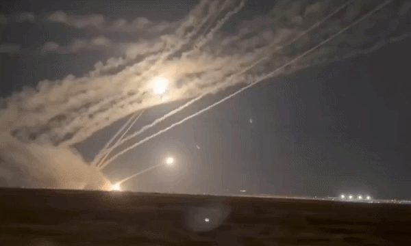 Khoảnh khắc lá chắn Patriot 'khai hỏa như súng máy' để chặn tên lửa Iran