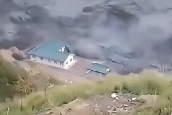 Khoảnh khắc lũ dữ tràn xuống ngôi làng ở Nepal