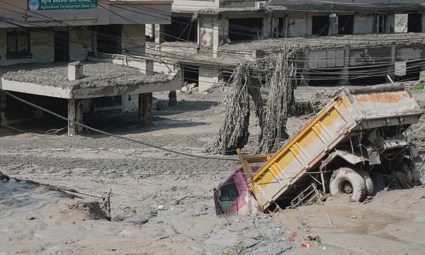 Khoảnh khắc lũ quét như sóng thần tràn qua cửa khẩu Trung Quốc - Nepal