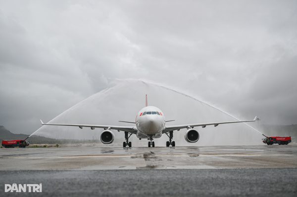 Khoảnh khắc máy bay thân rộng Airbus A330 hạ cánh sân bay Phú Quốc