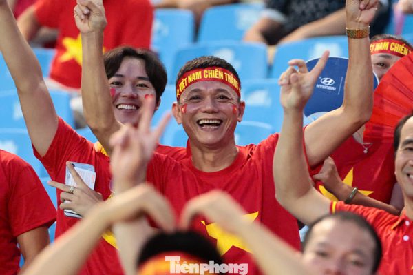 Khoảnh khắc Mỹ Đình bùng nổ