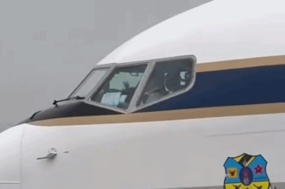 Khoảnh khắc Nhà vua Thái Lan và Hoàng hậu vẫy tay chào Việt Nam, lái chuyên cơ về nước