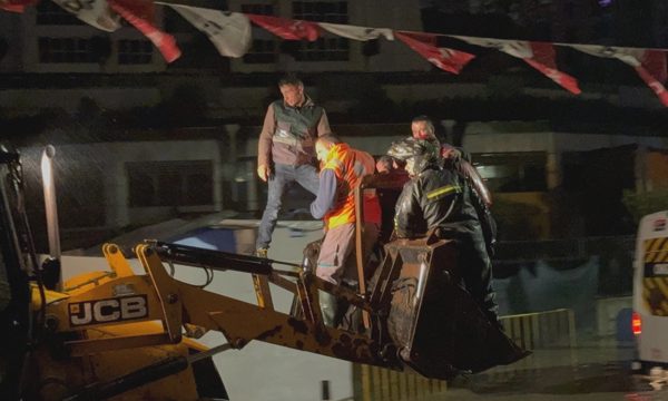 Khoảnh khắc nước lũ cuốn trôi người, ôtô trên đường phố Istanbul