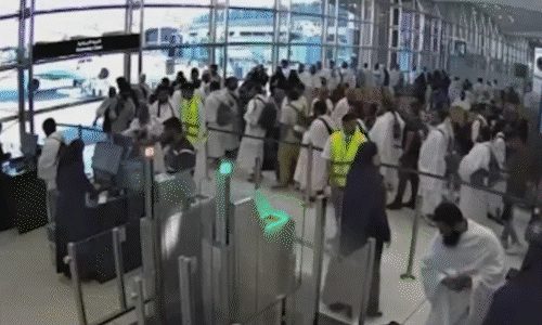 Khoảnh khắc sân bay Arab Saudi trúng đòn tập kích của Houthi