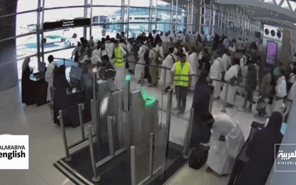 Khoảnh khắc sân bay Saudi Arabia bị tập kích, hành khách hoảng loạn tháo chạy