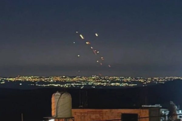 Khoảnh khắc tên lửa Iran vượt mặt lá chắn Patriot khi tập kích mục tiêu Mỹ