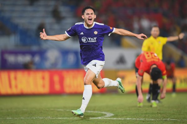 Khoảnh khắc Việt kiều của Hà Nội FC tỏa sáng với siêu phẩm phút bù giờ