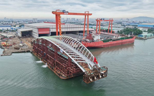 Khoảnh khắc vỡ òa của hàng trăm công nhân hạ thủy vòm thép cầu đi bộ 3.400 tấn