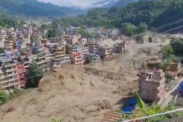 Khối băng rộng bằng 28 sân bóng đá kích hoạt thảm họa kinh hoàng ở Nepal