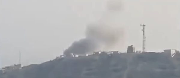 Khói đen cuồn cuộn bốc lên từ dinh tổng thống Yemen sau đòn tập kích của Houthi