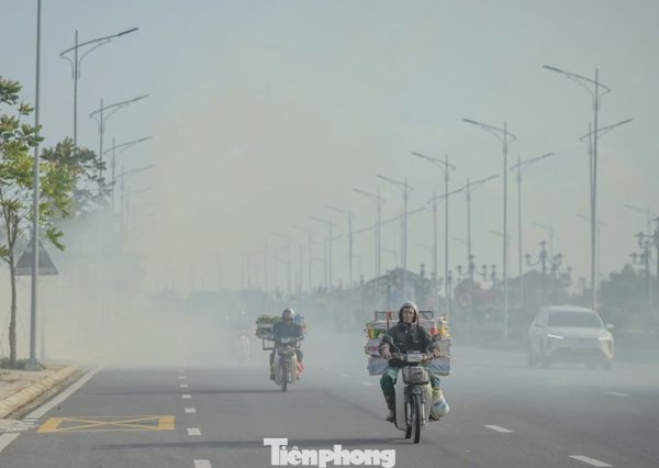 Khói đốt rơm rạ mù mịt, che khuất tầm nhìn đường Nam Định – Lạc Quần
