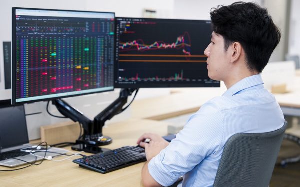 Khối ngoại bán ròng hơn 2.000 tỉ đồng HDB, lớn nhất trước nay