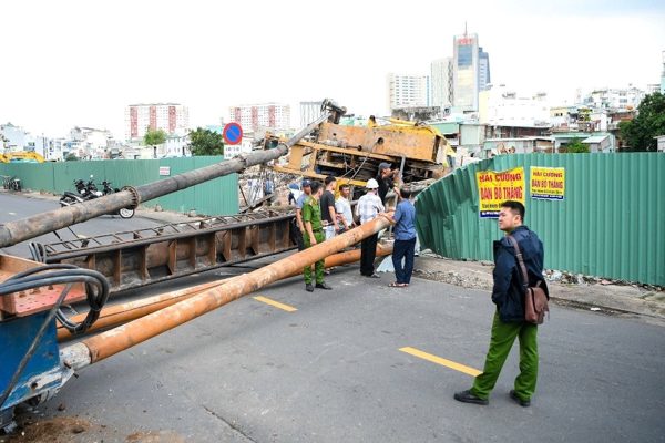 Khối sắt hàng chục tấn đổ ập chắn ngang đường, rung chuyển cả khu vực ở TPHCM