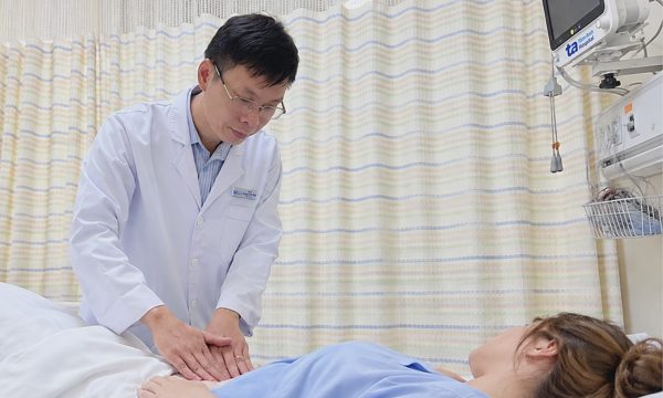Khối thức ăn bịt kín thực quản người phụ nữ