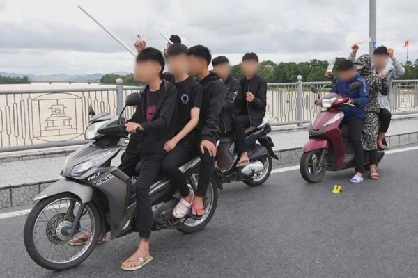 Khởi tố 15 đối tượng cầm hung khí đuổi đánh nhau trên đường phố