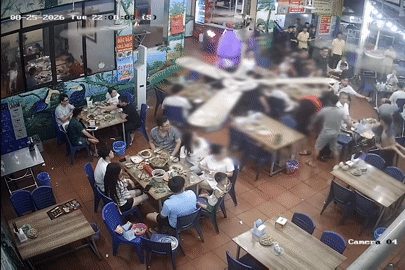 Khởi tố 2 thanh niên trêu ghẹo cô gái, đánh bạn trai trong quán ăn ở Hà Nội