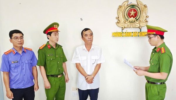 Khởi tố cán bộ thuế ký khống hàng trăm hóa đơn điện tử