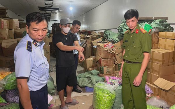 Khởi tố chủ cơ sở làm giả xuất xứ hơn 19 tấn bánh kẹo