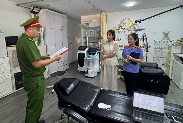 Khởi tố chủ cơ sở thẩm mỹ ‘chui’ cắt ghép ảnh mạng để lừa dối khách hàng