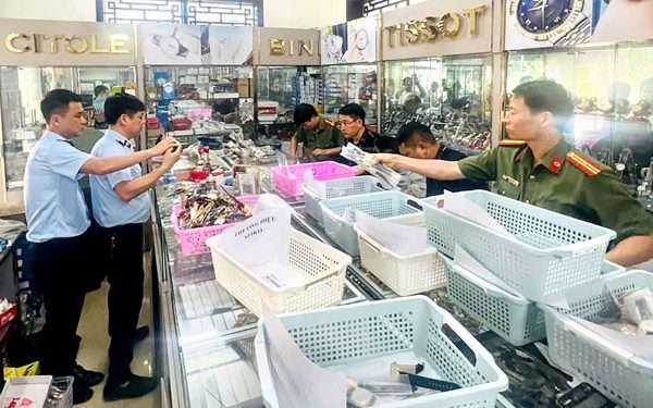 Khởi tố chủ cửa hàng bày bán hàng nghìn đồng hồ giả Rolex, Hublot, Omega...
