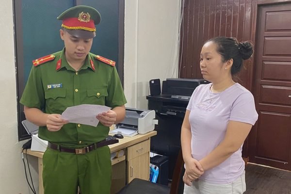 Khởi tố chủ hộ kinh doanh buôn bán nắp lưng điện thoại in logo Apple