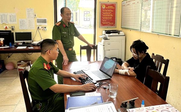 Khởi tố cô gái giật thẻ, bẻ gậy chỉ huy giao thông của an ninh thôn