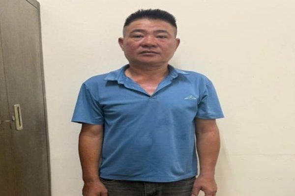 Khởi tố đối tượng đi xe máy chặn đầu ô tô, tát tài xế ở Hà Nội