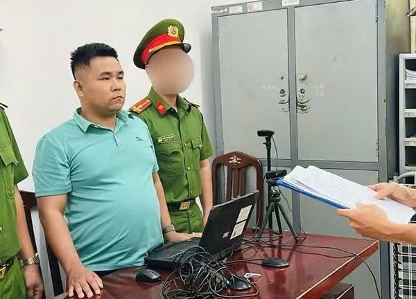 Khởi tố đối tượng đi xe máy ngược chiều còn bóp cổ, đánh người nhập viện sau va chạm