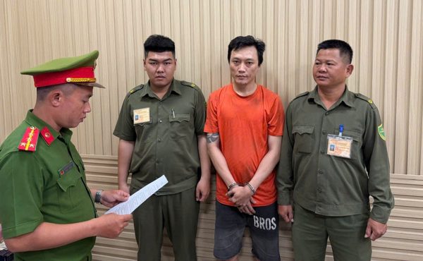 Khởi tố đối tượng hùng hổ chặn đường ô tô tải dùng gậy đập kính