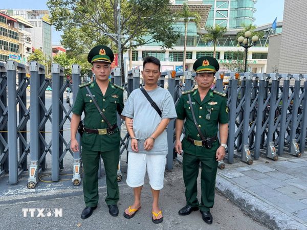 Khởi tố đối tượng người nước ngoài vận chuyển tiền tệ trái phép qua biên giới