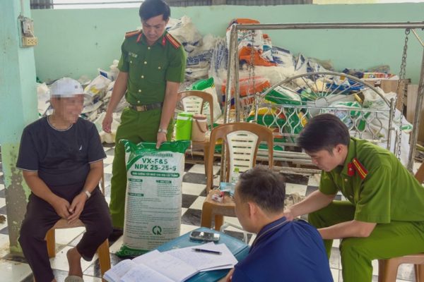 Khởi tố đối tượng sản xuất phân bón giả quy mô lớn