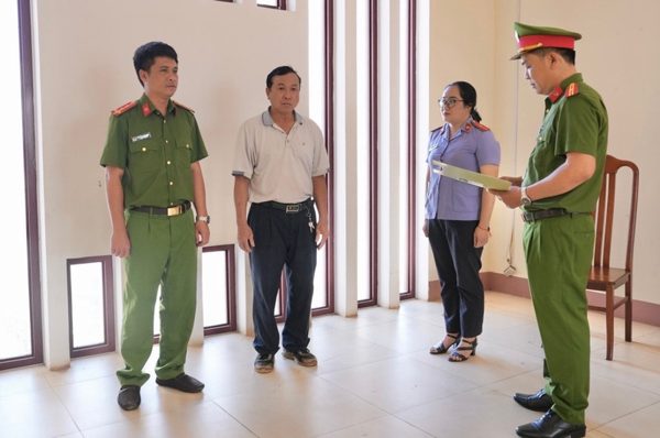 Khởi tố đối tượng trộn đậu nành, phụ gia để làm cà phê giả