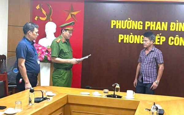 Khởi tố hai người thu gom, vận chuyển, tập kết trạc thải xây dựng trái phép