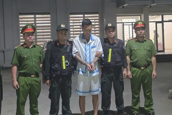 Khởi tố Huấn Hoa Hồng và vợ