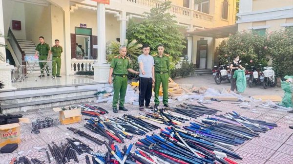 Khởi tố kẻ bán gần 1 tấn kiếm, bình xịt hơi cay qua mạng ở Bắc Ninh