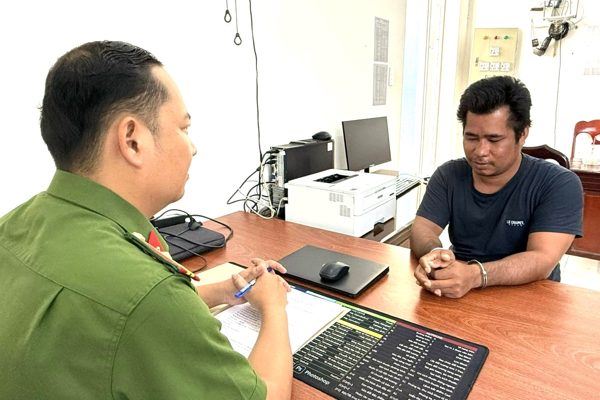 Khởi tố kẻ đánh mẹ ruột, dùng dao đâm chiến sĩ Cảnh sát 113 trọng thương