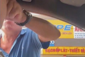 Khởi tố người đàn ông chặn đầu ô tô, véo mũi tài xế ở Hà Nội